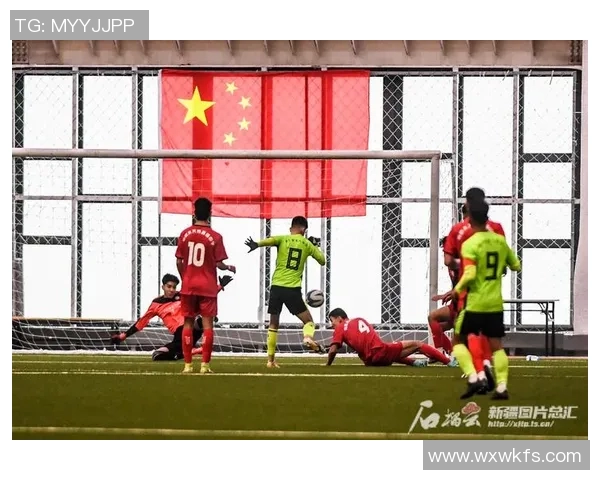 足球明星在绿茵场上专注训练展现风采的精彩瞬间 足球明星在绿茵场上专注训练展现风采的精彩瞬间