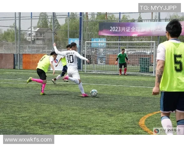 足球明星们的精彩瞬间合照展现团结与友谊的魅力与激情