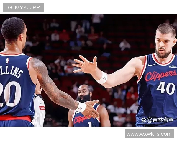 足球明星齐聚一堂共赏哈登精彩比赛瞬间